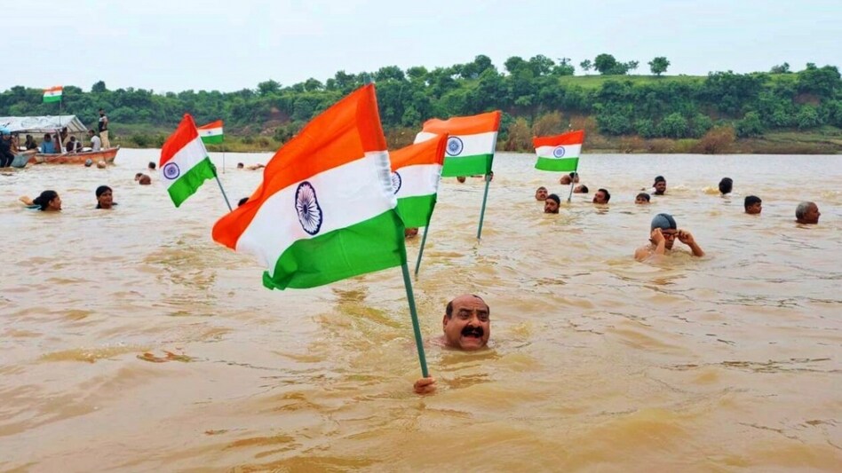 हाथों में तिरंगा और उफनती नदी... लहरों के बीच यूं निकाली गई Tiranga Yatra - Tiranga Yatra in raging river waves Jabalpur mp before 15 August lclam - AajTak