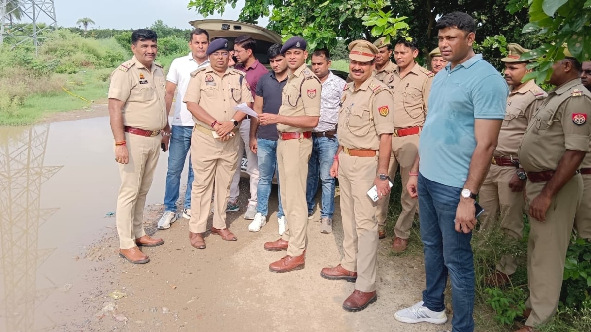 कार्रवाई करने वाली पुलिस टीम.