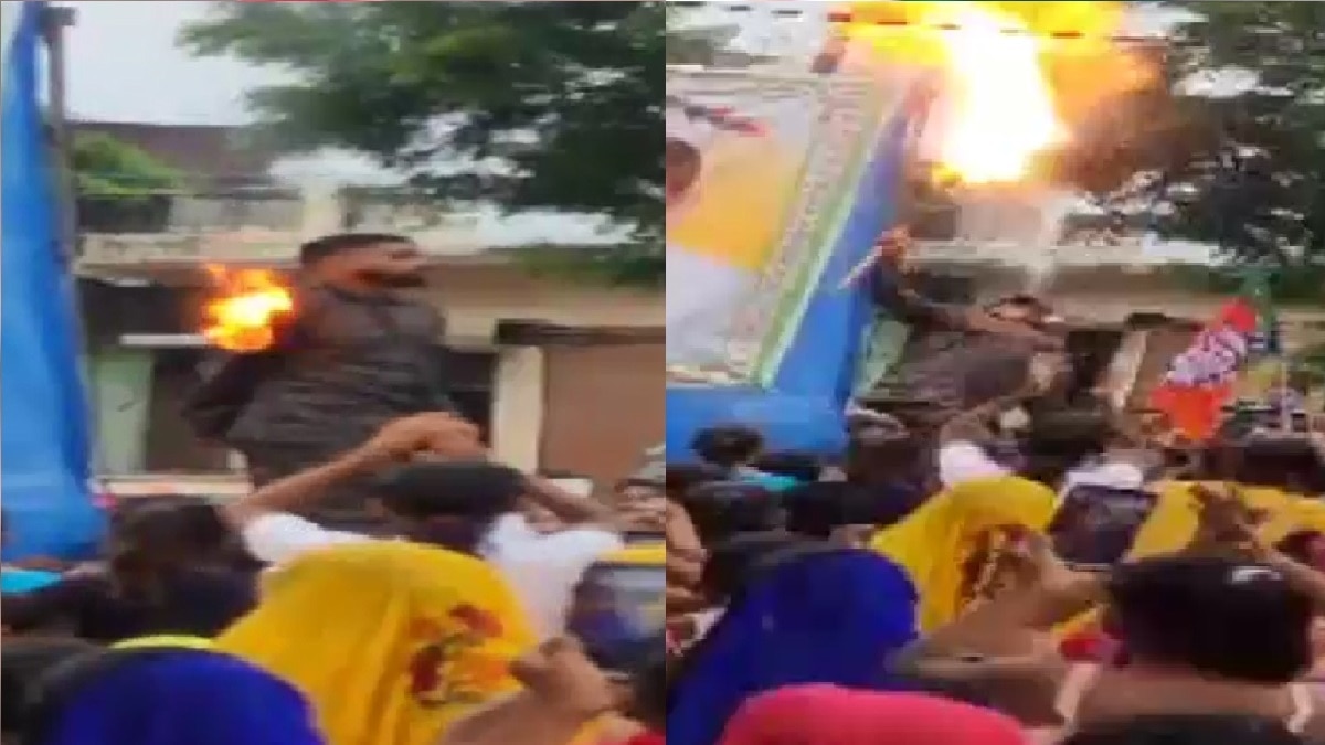 मंच पर करतब दिखाता कलाकार.