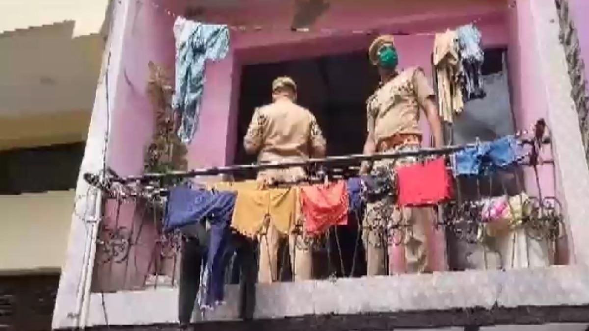 घटनास्थल पर मौजूद पुलिस.