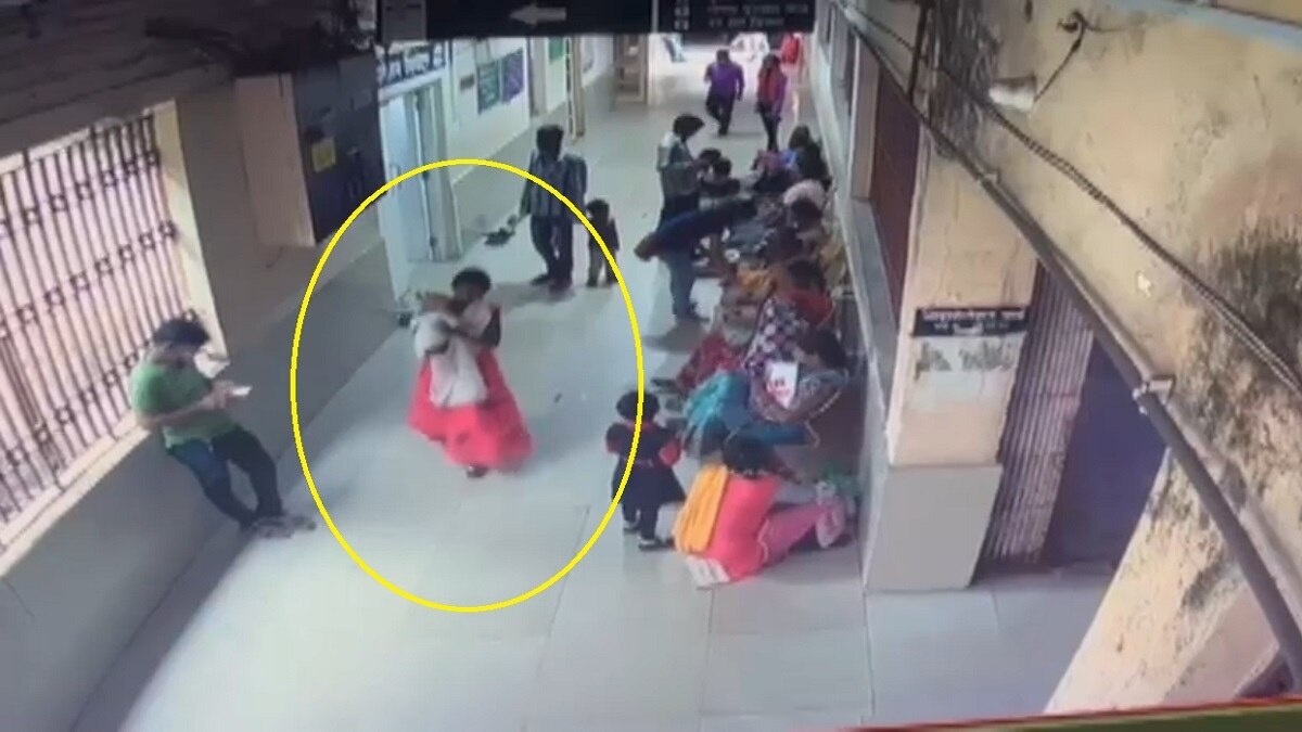आरोपी महिला बच्चे के अपने साथ ले जाती हुई (पीले घेरे में) Screengrab.
