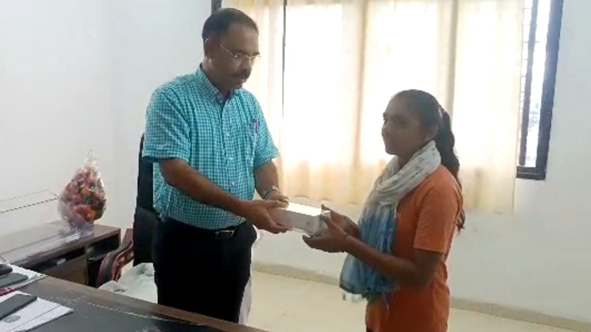 छात्रा को मोबाइल फोन गिफ्ट करते हुए मऊगंज DM. 