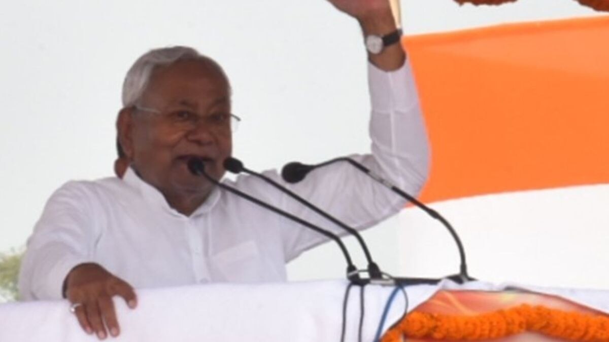 नीतीश कुमार ने फहराया तिरंगा