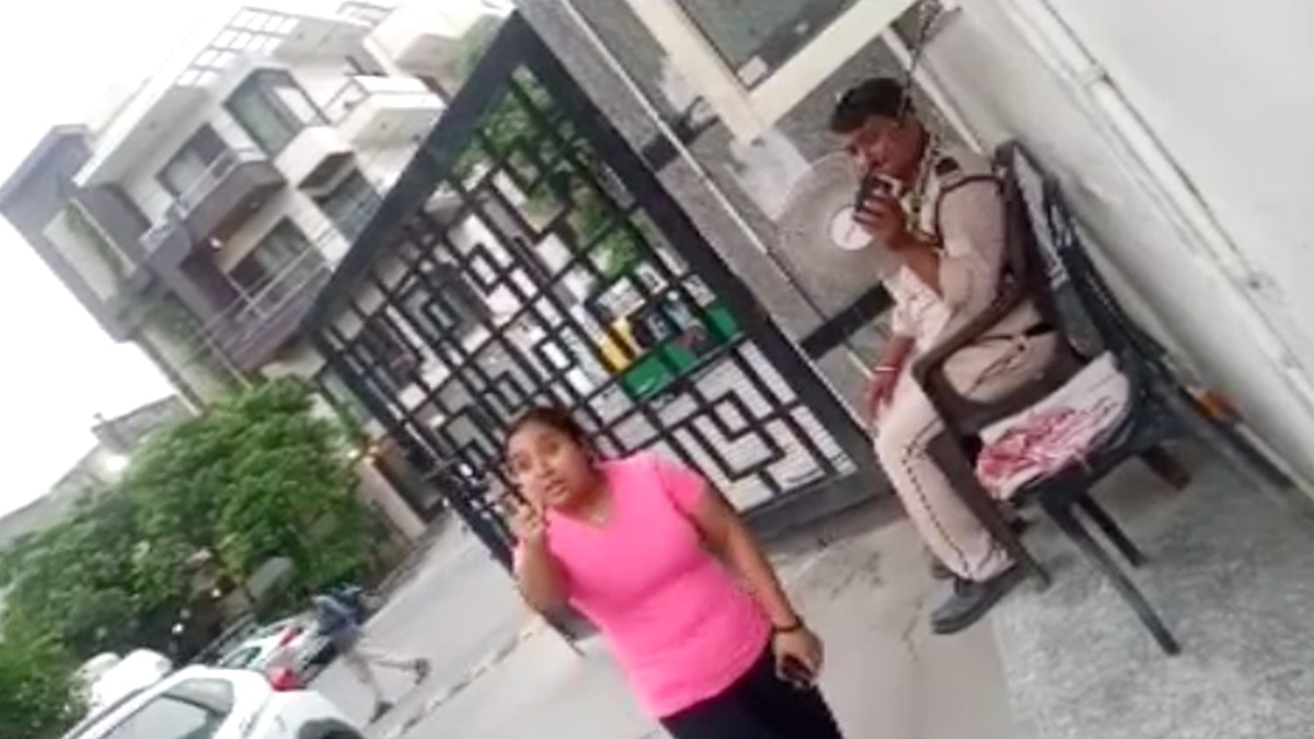 सिक्योरिटी गार्ड्स से बहस करती महिला. 