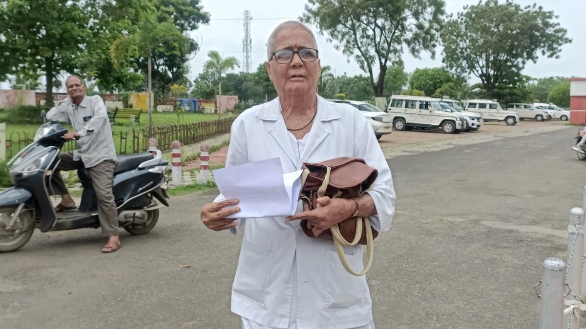 महिला नर्स ने दिए सिविल सर्जन के नाम अपने बाल. 