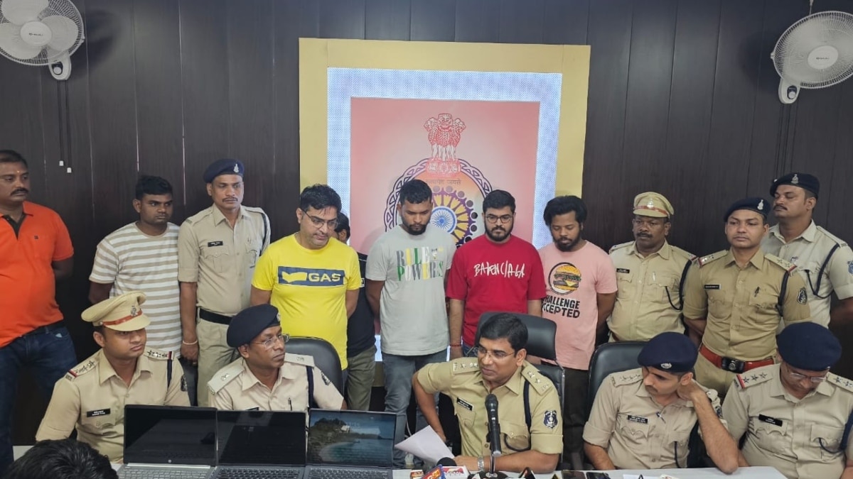 पुलिस की गिरफ्त में आरोपी.