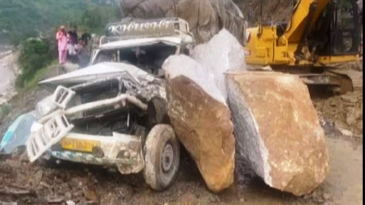 पत्थर गिरने से पूरी तरह क्षतिग्रस्त हुई गाड़ी