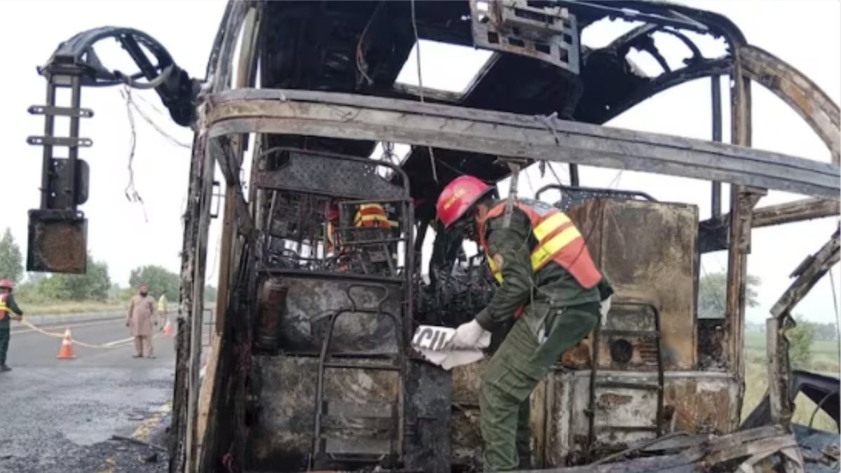 पाकिस्तान के पंजाब में वैन से टकराने के बाद बस में लगी आग, 18 लोग जिंदा जले, DNA से होगी पहचान