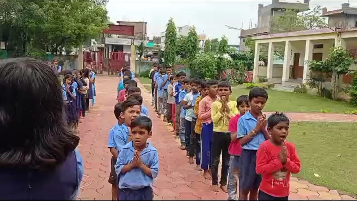 सरकारी स्कूलों के 80 हजार से ज्यादा बच्चों को दो साल से नहीं मिली यूनिफॉर्म, क्लास में पहन रहे रंग-बिरंगे कपड़े