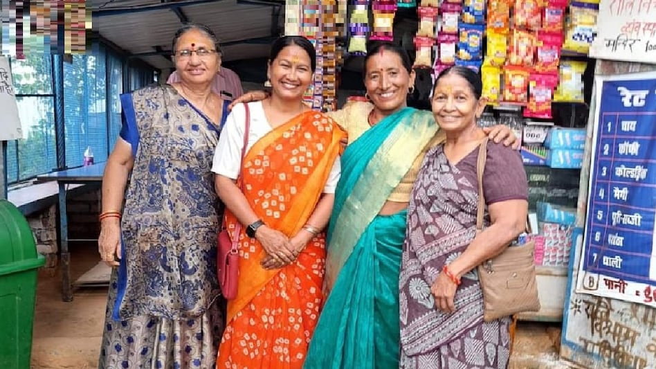 सीएम योगी की बहन शशि से मिलीं पीएम की बहन बसंती बेन, देखिए तस्वीरें - PM Modi sister Basanti Ben and CM Yogi sister Shashi Meet Neelkanth Temple Kothar Village Parvati Temple