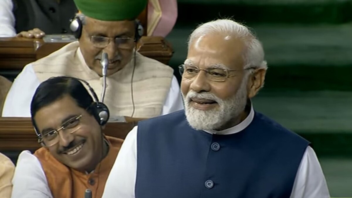 अविश्वास प्रस्ताव पर चर्चा करते पीएम मोदी