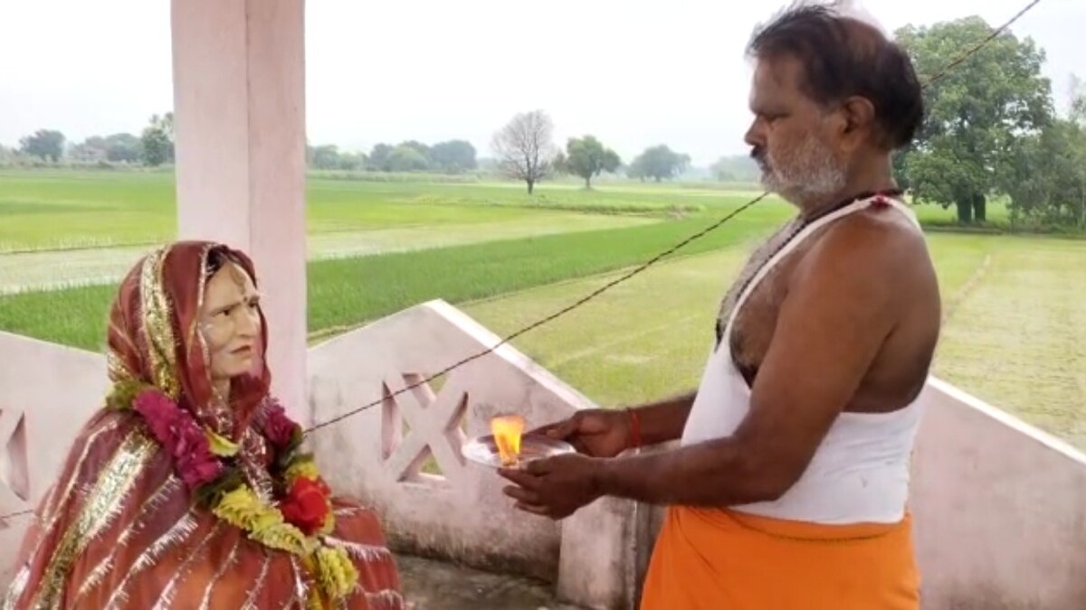 पत्नी की मूर्ति की पूजा करते राम सेवक.