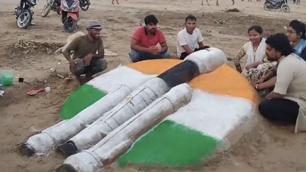 रेत से बनाया चंद्रयान-3.