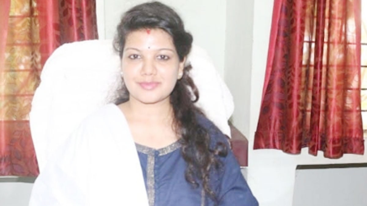 आबकारी अधिकारी रीनी गुप्ता रिश्वत लेते रंगे हाथों पकड़ी गईं 