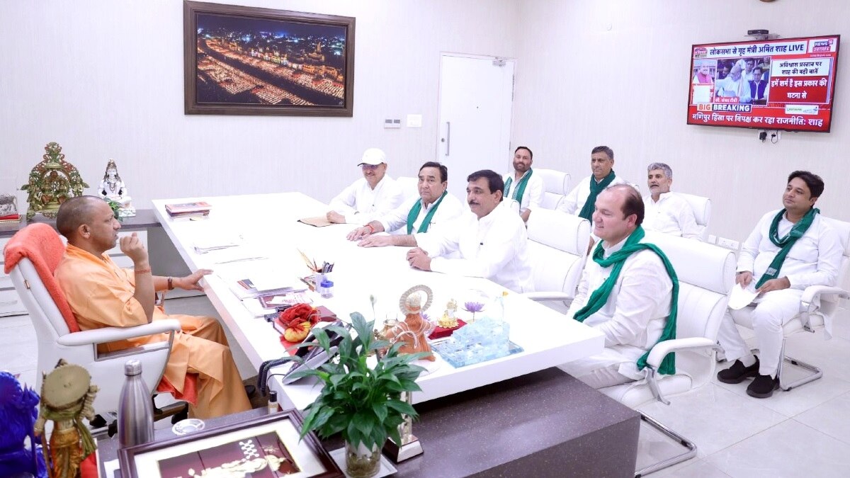 CM योगी से मुलाकात करते RLD के विधायक. 