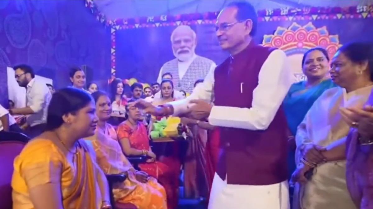 लाडली बहना सम्मेलन में बहनों का सम्मान करते सीएम शिवराज सिंह चौहान.