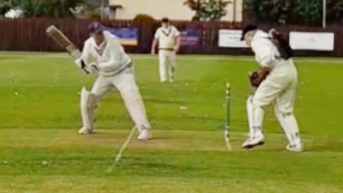 सांस लेने में तकलीफ... फिर भी एलेक्स स्टील क्रिकेट खेलने उतरे, पीठ पर बांधा ऑक्सीजन सिलेंडर