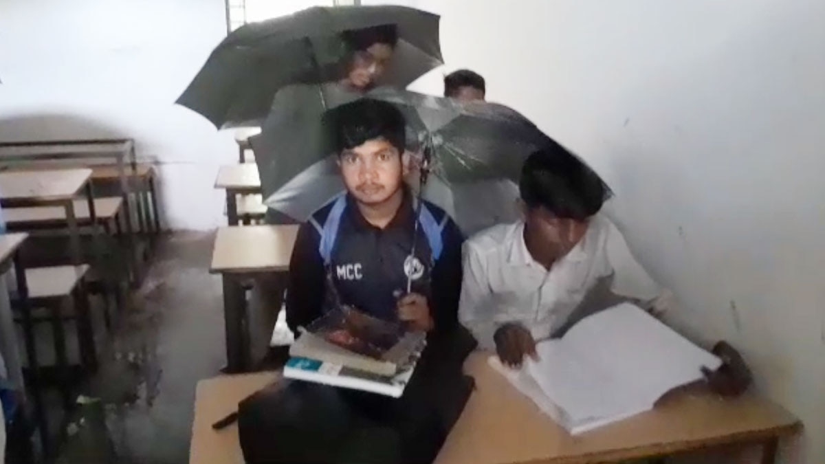 क्लासरूम में छाता लेकर पढ़ाई करते बच्चे 