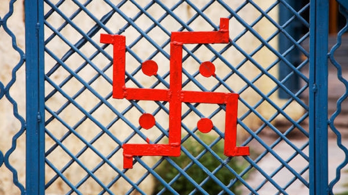 Swastik Sign: हिंदुओं का पवित्र चिह्न स्वस्तिक क्यों है अत्यंत शुभ? जानें इसकी आकृति का रहस्य (Photo: Getty Images)