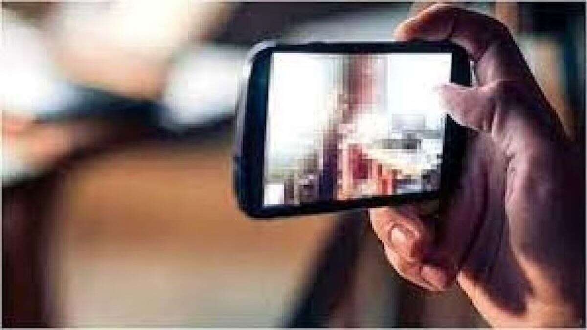 सिक्योरिटी अफसर ने वायरल की छात्रा की फोटो. (Representational image)