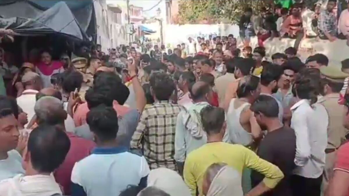 घटना के बाद मौके पर लगी लोगों की भीड़.