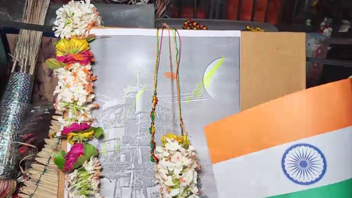 वाराणसी में की गई अंतरिक्ष के देवता की पूजा. 