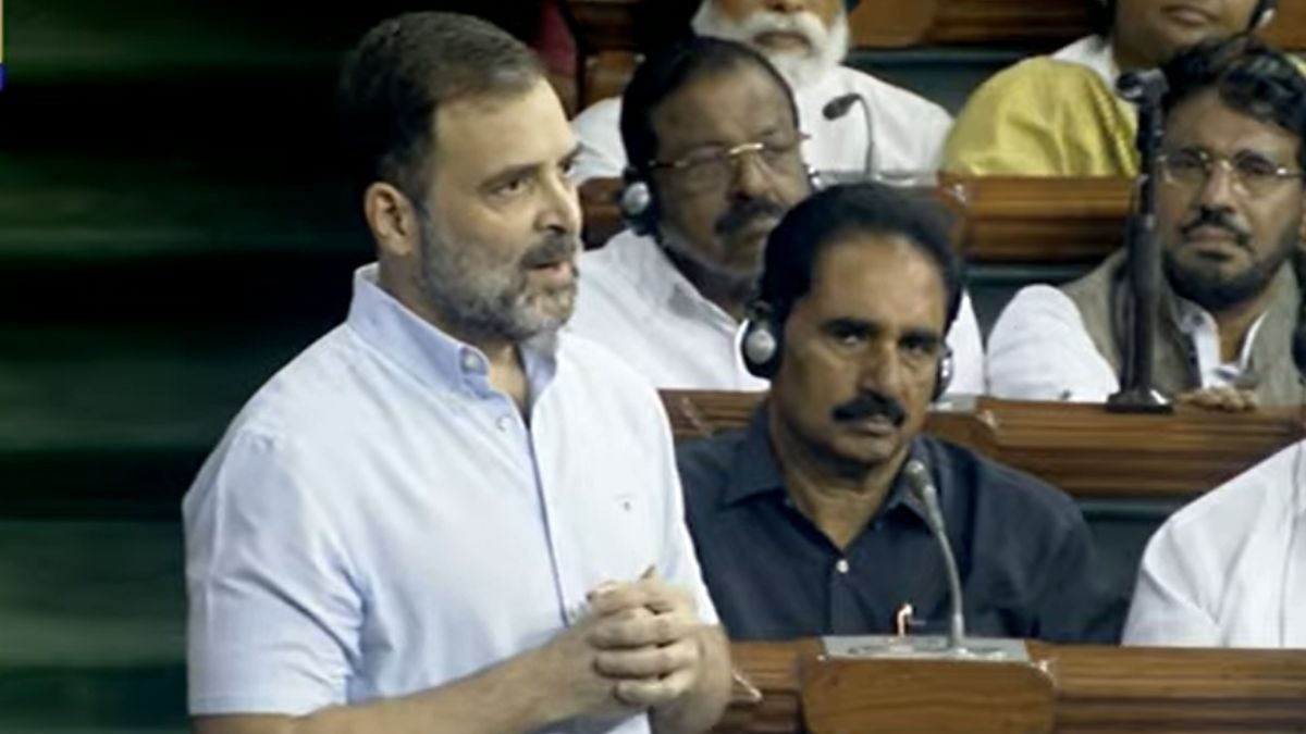 लोकसभा में बोलते हुए राहुल गांधी