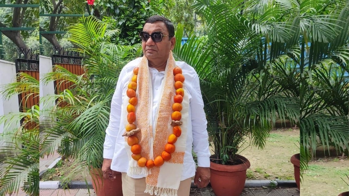 संसद में टमाटर की माला पहनकर पहुंचे AAP सांसद