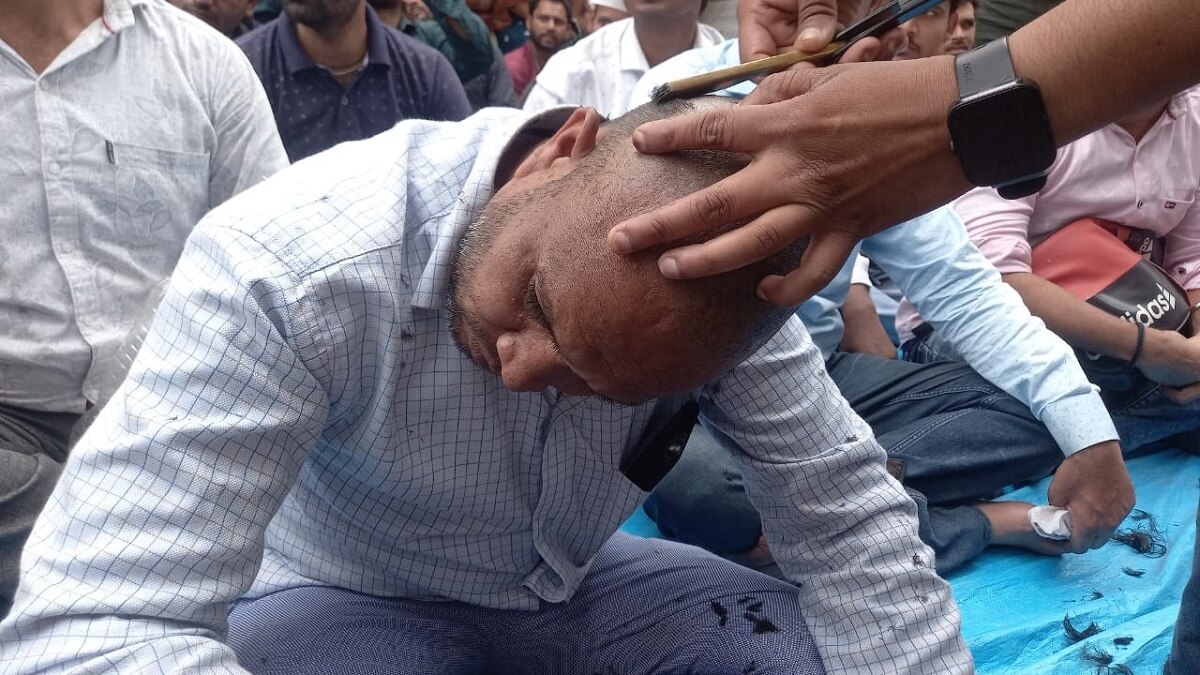 मुंडन कराते अभ्यर्थी कमलेन्द्र सिंह