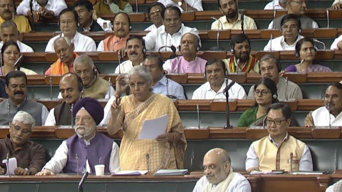 संसद में बोलती हुईं वित्त मंत्री निर्मला सीतारमण 