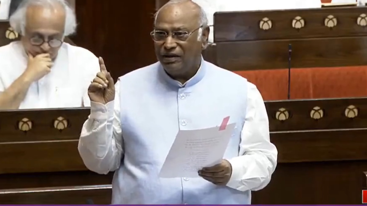 राज्यसभा में चर्चा करते कांग्रेस अध्यक्ष मल्लिकार्जुन खड़गे.