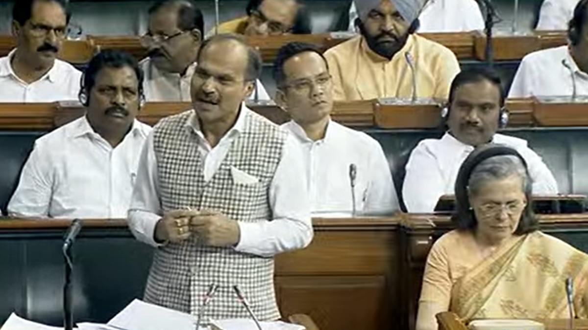 संसद में बोलते हुए अधीर रंजन चौधरी