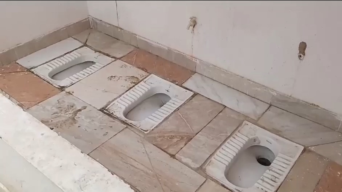 कटेहेटी गांव में बना सार्वजनिक शौचालय (Photo Aajtak).