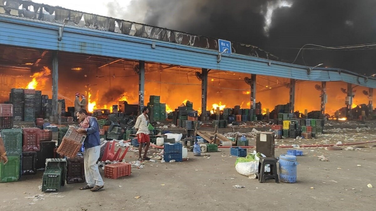 आजादपुर मंडी में लगी आग.