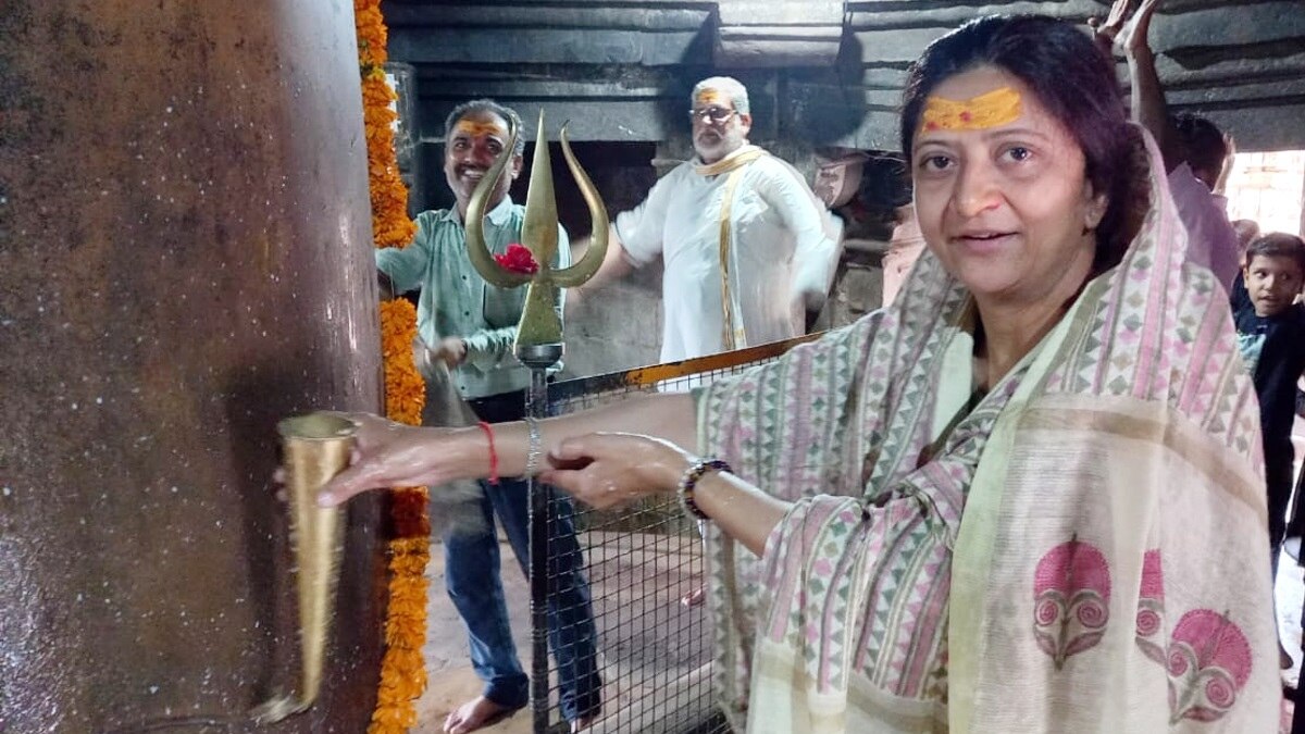 मतंगेश्वर महादेव में अभिषेक करती हुईं निधि चतुर्वेदी. 