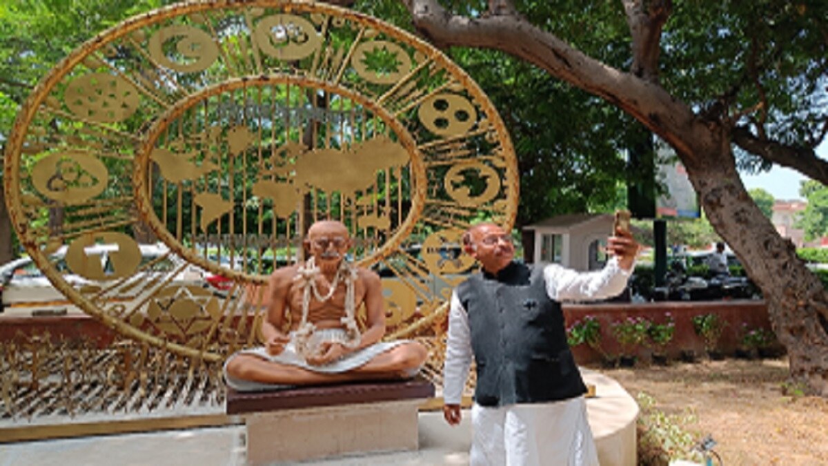 महात्मा गांधी के साथ सेल्फी लेते विजय गोयल (फाइल फोटो)