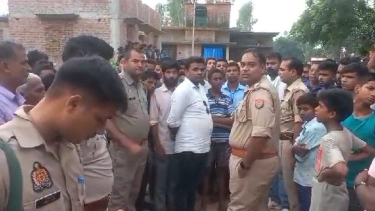 घटनास्थल पर पहुंचकर जांच करती पुलिस 