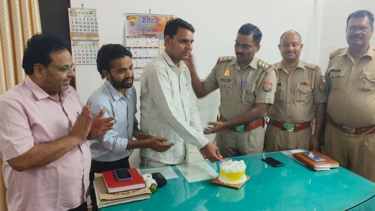 अमरोहा: कोतवाली में काटा गया सपा नेता के भाई का बर्थडे केक 