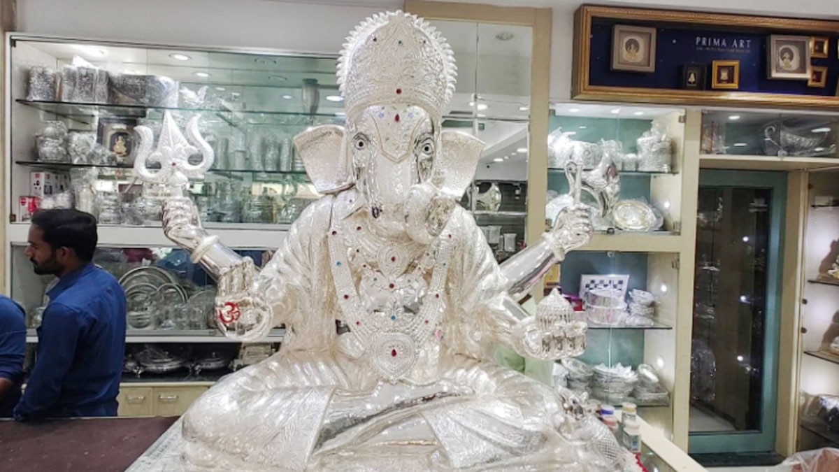 बप्पा की मूर्ति को देखने उमड़ी भक्तों की भीड़, 90 लाख है कीमत 