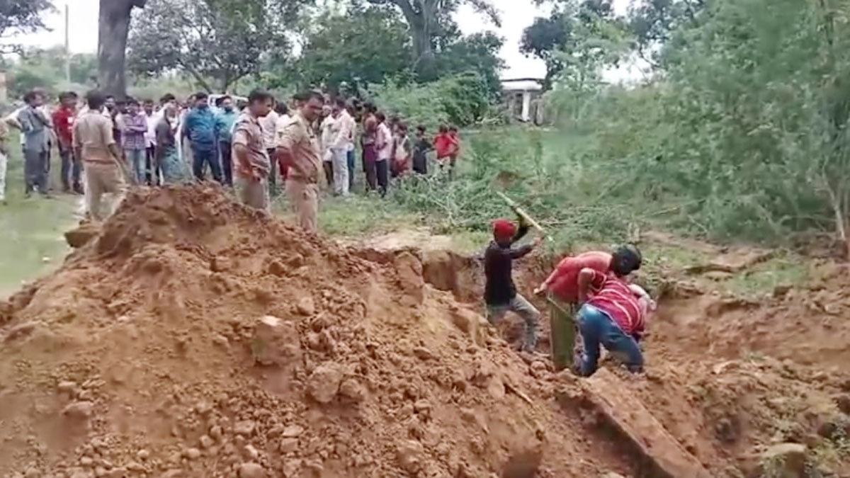 ढाई साल बाद कब्र खोदकर निकाला शव 