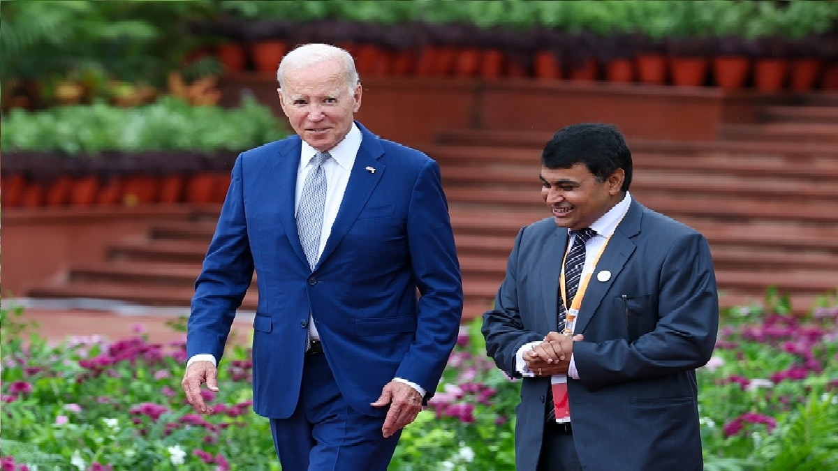 अमेरिकी राष्ट्रपति जो बाइडेन और आईएफएस अधिकारी अविनाश कुमार सिंह.