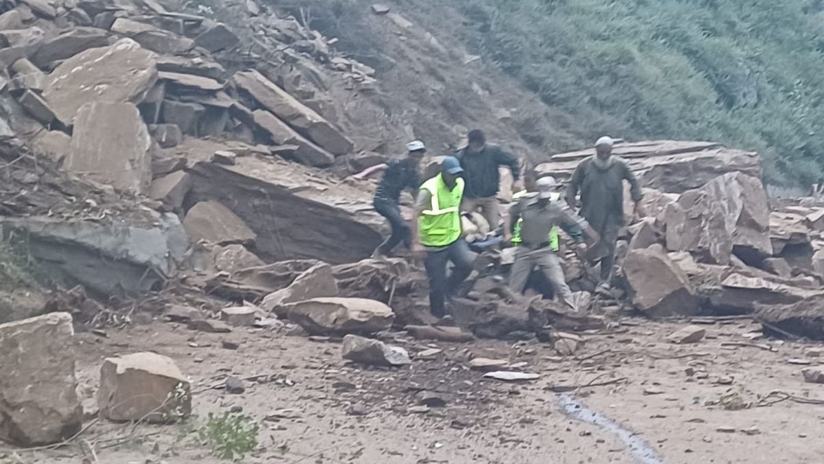 खाई में गिरा ट्रक