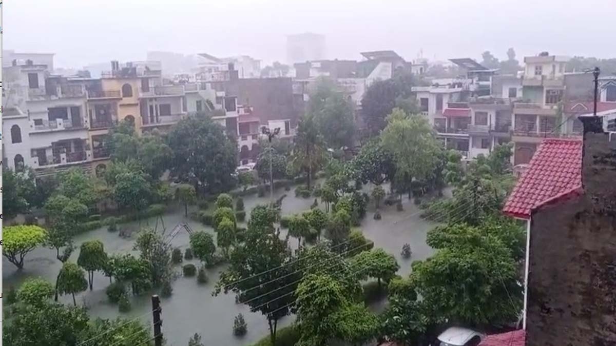 Waterlogging in many areas of Lucknow Due to Heavy Rainfall 