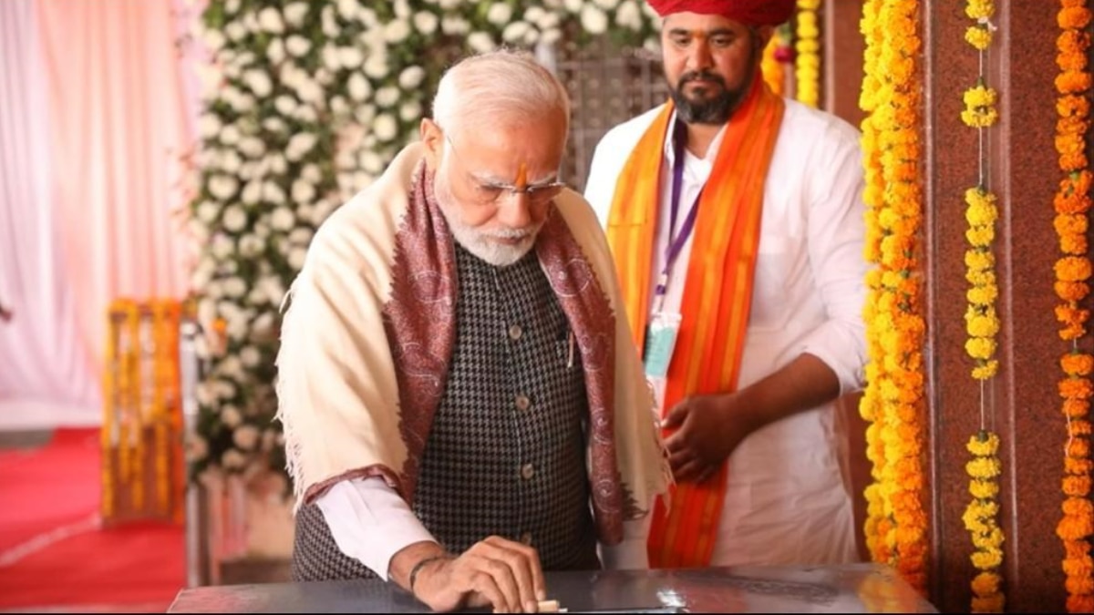 मंदिर के दानपात्र में नोट डालते PM मोदी