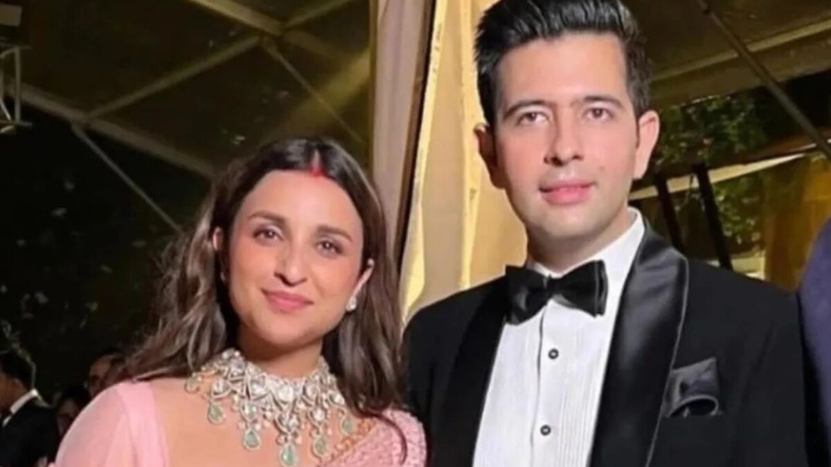 parineeti raghav 7 Parineeti-Raghav Wedding: राघव संग परिणीति, वेडिंग रिसेप्शन की तस्वीर आई सामने, फैन्स बोले- बधाई हो - Parineeti Chopra Raghav Chadha wedding udaipur live updates barat marriage photos Arvind ...
