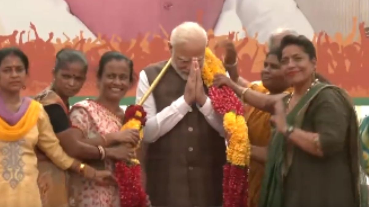 प्रधानमंत्री नरेंद्र मोदी का महिला कार्यकर्ताओं ने किया स्वागत 