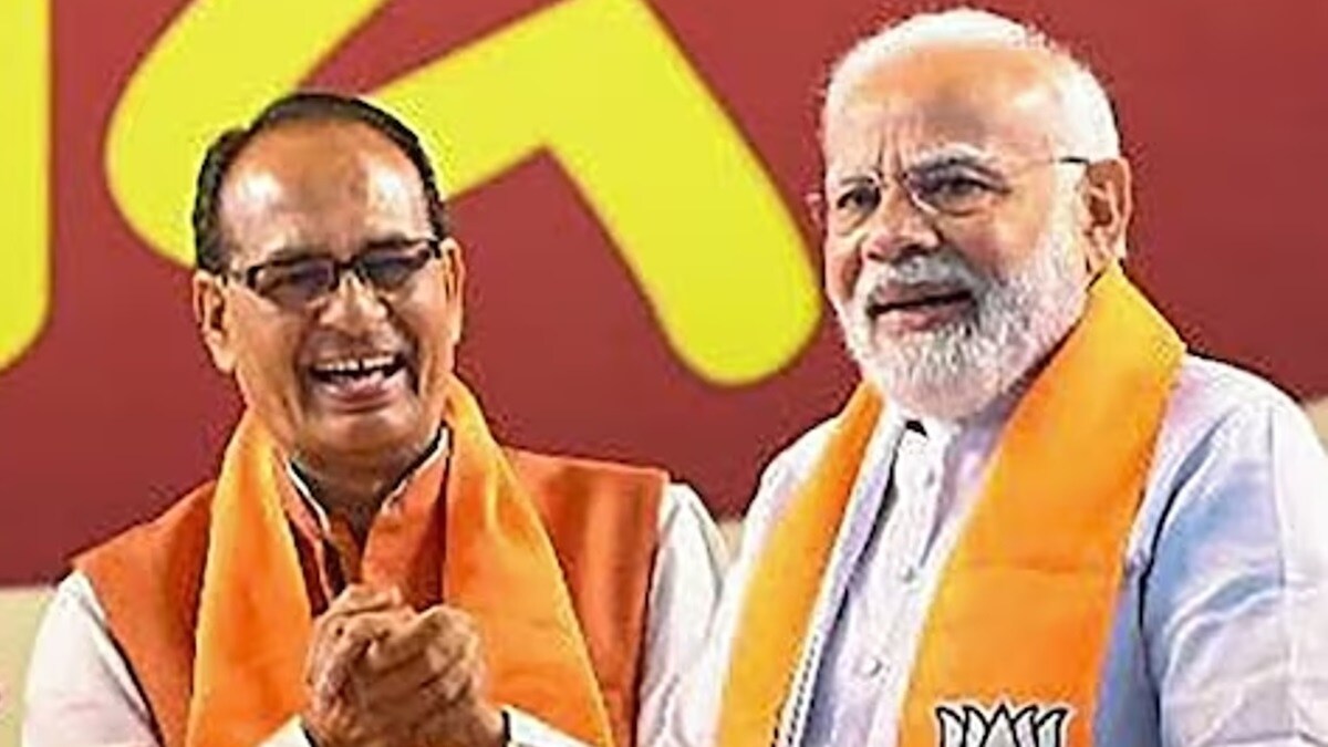 प्रधानमंत्री मोदी सिधि में: प्रधानमंत्री मोदी ने रैली को संबोधित करने के लिए मंच पर पहुंच गए प्रधानमंत्री मोदी सिधि में