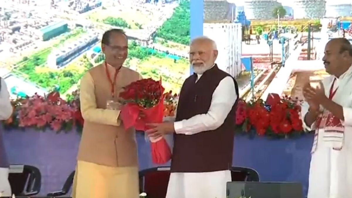 पीएम मोदी का शिवराज चौहान ने किया स्वागत