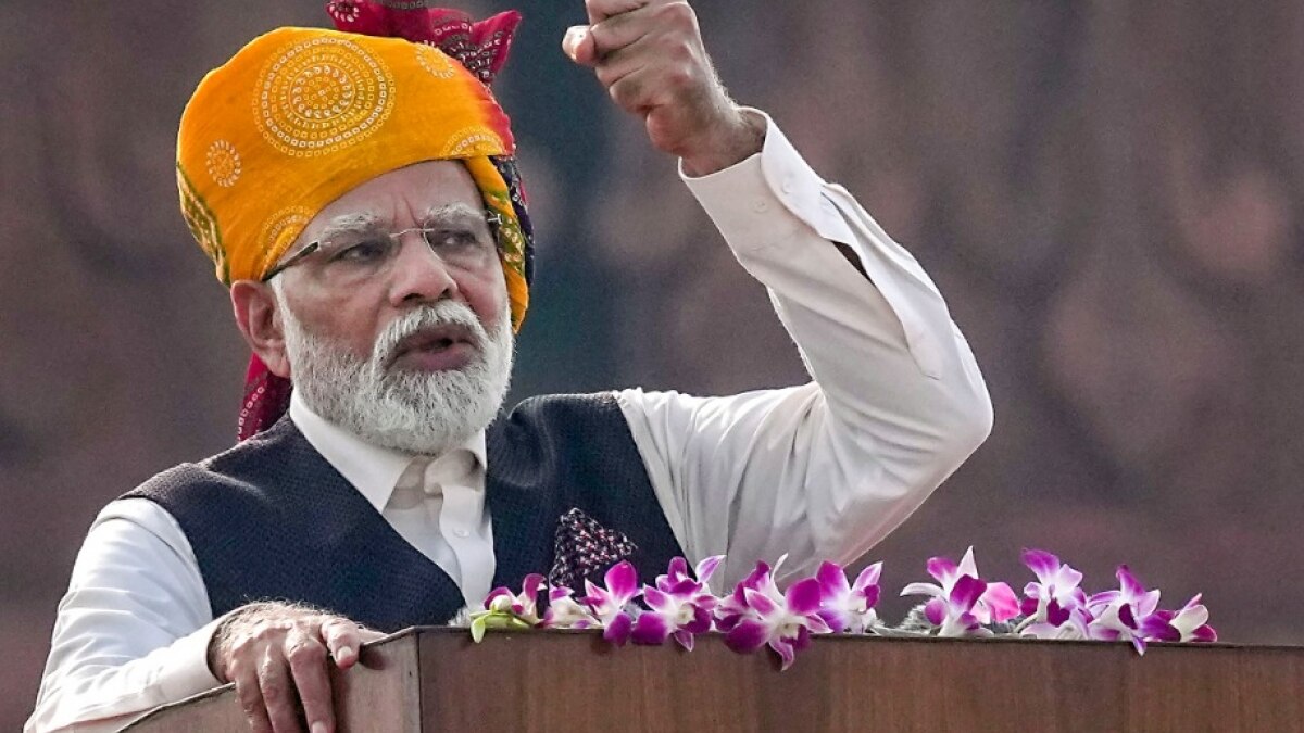 पीएम मोदी अहमदाबाद पहुंचे