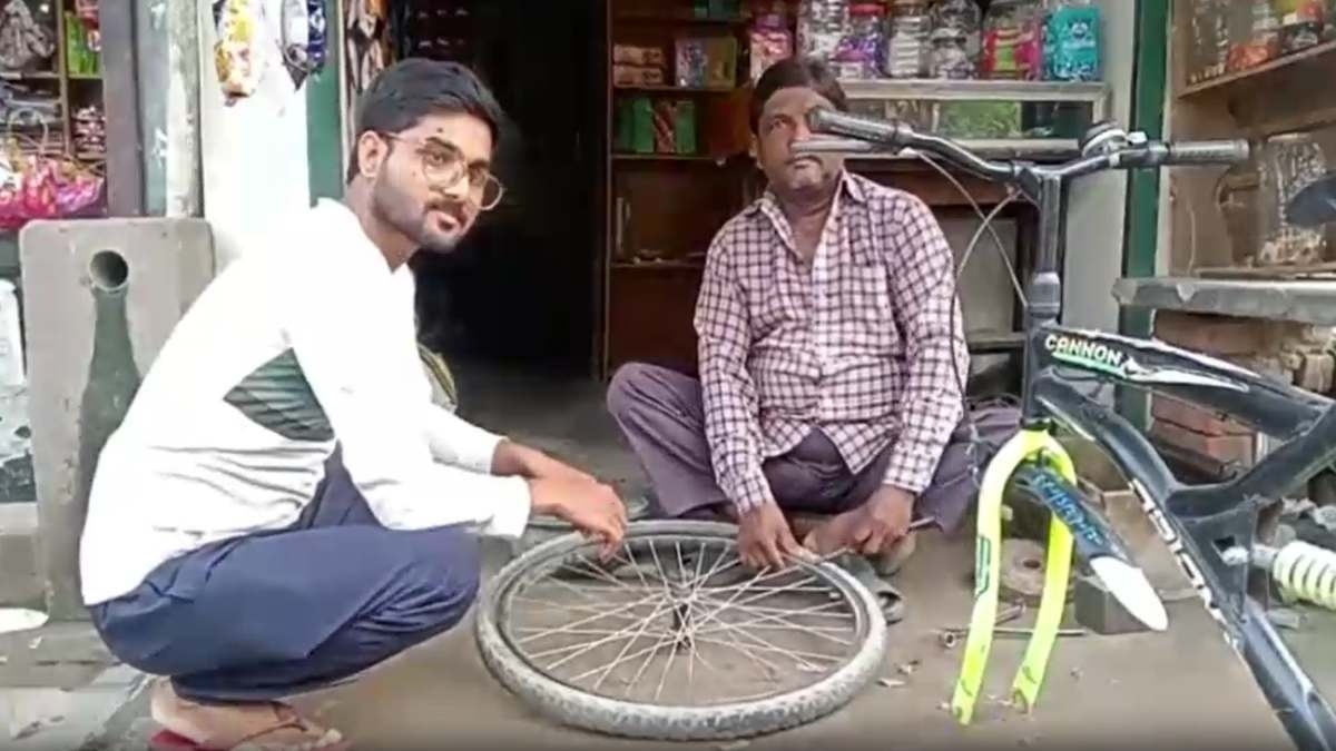 यूपी पीसीएस जे परीक्षा पास करके अहद जज बने हैं. (पिता के साथ अहद की तस्वीर)